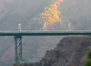 🚄 वंदे भारत एक्सप्रेस ने चिनाब ब्रिज पार किया
वंदे भारत एक्सप्रेस के दुनिया के सबसे ऊंचे रेलवे आर्च ब्रिज माने जाने वाले चिनाब ब्रिज को पार करने के शानदार दृश्य सामने आए हैं। यह पुल जम्मू-कश्मीर में उधमपुर-श्रीनगर-बारामूला रेल लिंक परियोजना का महत्वपूर्ण हिस्सा है।
चिनाब ब्रिज के शुरू होने से कश्मीर घाटी की रेल कनेक्टिविटी को बड़ी मजबूती मिलने की उम्मीद है। यह परियोजना देश के बुनियादी ढांचे और रेलवे नेटवर्क के विस्तार की दिशा में एक महत्वपूर्ण उपलब्धि मानी जा रही है।
#वंदे_भारत #चिनाब_ब्रिज #रेलवे #जम्मू_कश्मीर #Infrastructure #BreakingNews #Bharatnama