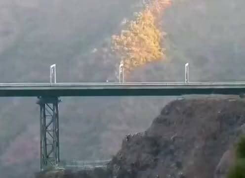 🚄 वंदे भारत एक्सप्रेस ने चिनाब ब्रिज पार किया
वंदे भारत एक्सप्रेस के दुनिया के सबसे ऊंचे रेलवे आर्च ब्रिज माने जाने वाले चिनाब ब्रिज को पार करने के शानदार दृश्य सामने आए हैं। यह पुल जम्मू-कश्मीर में उधमपुर-श्रीनगर-बारामूला रेल लिंक परियोजना का महत्वपूर्ण हिस्सा है।
चिनाब ब्रिज के शुरू होने से कश्मीर घाटी की रेल कनेक्टिविटी को बड़ी मजबूती मिलने की उम्मीद है। यह परियोजना देश के बुनियादी ढांचे और रेलवे नेटवर्क के विस्तार की दिशा में एक महत्वपूर्ण उपलब्धि मानी जा रही है।
#वंदे_भारत #चिनाब_ब्रिज #रेलवे #जम्मू_कश्मीर #Infrastructure #BreakingNews #Bharatnama