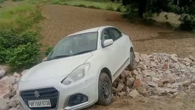 तेज रफ्तार कार ने खड़े ई-रिक्शा में मारी टक्कर, कई घायल; खाई में पलटी कार
सराय अकील (कौशाम्बी), संवाददाता। सराय अकील थाना क्षेत्र के जयंतीपुर गांव के पास गुरुवार को तेज रफ्तार चार पहिया वाहन ने सड़क किनारे खड़े ई-रिक्शा में जोरदार टक्कर मार दी। टक्कर इतनी भीषण थी कि ई-रिक्शा बुरी तरह क्षतिग्रस्त हो गया, जबकि कार अनियंत्रित होकर सड़क किनारे खाई में जा गिरी।
हादसे में ई-रिक्शा के पास मौजूद कई लोग गंभीर रूप से घायल हो गए। दुर्घटना के बाद मौके पर अफरा-तफरी मच गई और स्थानीय लोगों की भीड़ जुट गई। सूचना मिलते ही पुलिस और एंबुलेंस मौके पर पहुंची। पुलिस ने ग्रामीणों की मदद से सभी घायलों को उपचार के लिए अस्पताल भिजवाया। गंभीर घायलों को प्राथमिक उपचार के बाद बेहतर इलाज के लिए रेफर किए जाने की सूचना है।
दुर्घटना के कारण कुछ देर तक मार्ग पर यातायात प्रभावित रहा। सराय अकील पुलिस ने मौके पर पहुंचकर क्षतिग्रस्त वाहनों को हटवाया और पूरे मामले की जांच शुरू कर दी है। हादसे के कारणों का पता लगाया जा रहा है।
#कौशाम्बी #सरायअकील #जयंतीपुर #सड़कहादसा #ईरिक्शा तेजरफ्तारकार Accident UPNews DainikJagran BreakingNews