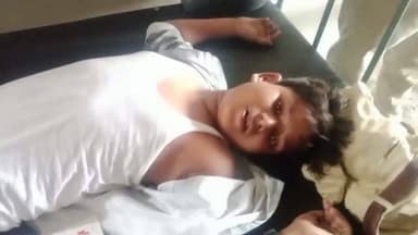 तेज रफ्तार कार ने खड़े ई-रिक्शा में मारी टक्कर, कई घायल; खाई में पलटी कार, सुनिए पीड़ित की जुबानी
सराय अकील (कौशाम्बी), संवाददाता। सराय अकील थाना क्षेत्र के जयंतीपुर गांव के पास गुरुवार को तेज रफ्तार चार पहिया वाहन ने सड़क किनारे खड़े ई-रिक्शा में जोरदार टक्कर मार दी। टक्कर इतनी भीषण थी कि ई-रिक्शा बुरी तरह क्षतिग्रस्त हो गया, जबकि कार अनियंत्रित होकर सड़क किनारे खाई में जा गिरी।
हादसे में ई-रिक्शा के पास मौजूद कई लोग गंभीर रूप से घायल हो गए। दुर्घटना के बाद मौके पर अफरा-तफरी मच गई और स्थानीय लोगों की भीड़ जुट गई। सूचना मिलते ही पुलिस और एंबुलेंस मौके पर पहुंची। पुलिस ने ग्रामीणों की मदद से सभी घायलों को उपचार के लिए अस्पताल भिजवाया। गंभीर घायलों को प्राथमिक उपचार के बाद बेहतर इलाज के लिए रेफर किए जाने की सूचना है।
दुर्घटना के कारण कुछ देर तक मार्ग पर यातायात प्रभावित रहा। सराय अकील पुलिस ने मौके पर पहुंचकर क्षतिग्रस्त वाहनों को हटवाया और पूरे मामले की जांच शुरू कर दी है। हादसे के कारणों का पता लगाया जा रहा है।
#कौशाम्बी #सरायअकील #जयंतीपुर #सड़कहादसा #ईरिक्शा तेजरफ्तारकार Accident UPNews DainikJagran BreakingNews