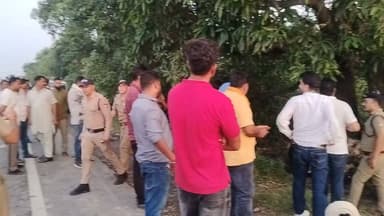 गाँधी परिवार के रोबर्ट बाड्रा की भाभी सायरा बाड्रा ने लगाया अवैध कब्जे का आरोप, कांग्रेस के वर्तमान किच्छा विधायक तिलकराज बेहड़, पूर्व विधायक राजकुमार ठुकराल अपने तमाम कांग्रेस कार्यकर्ताओ के साथ फार्म हाउस के बाहर धरने पर बैठे, मामला किच्छा के पास उत्तमनगर का है मैडम का फार्म ( खान फार्म )से प्रसिद्ध फार्म जिसमे 5-6 एकड़ भूमि का मामला है जिला प्रशासन मौक़े पर मौजूद...
#uttrakhand #किच्छा #sitarganjcity #viralpost #usnagar