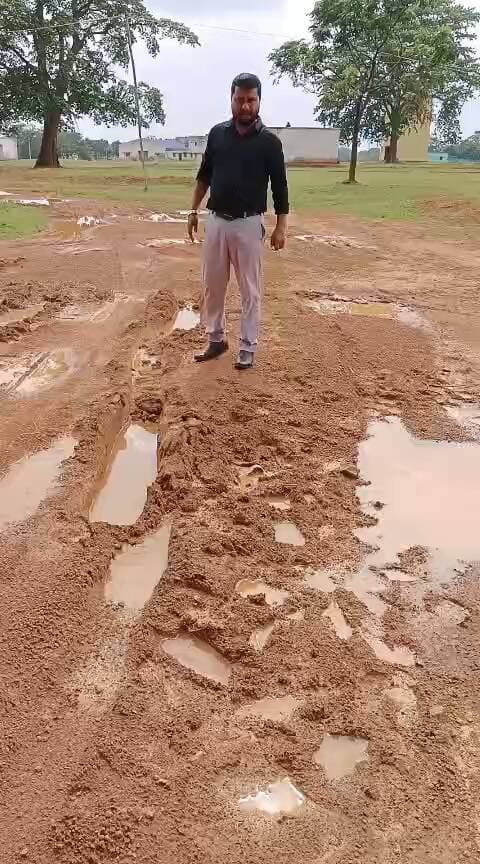 चचकॉपी उर्दू स्कूल जाने का रास्ता बच्चों एवं ग्रामीणों को हो रही है परेशानी मुखिया एवं विधायक प्रतिनिधि ध्यान नहीं द