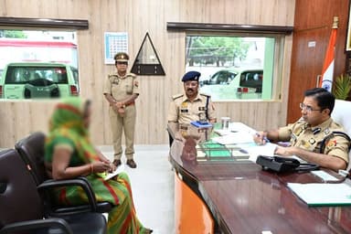 #SSP_अयोध्या द्वारा वरिष्ठ पुलिस अधीक्षक कार्यालय में जनता की समस्याओं को सुनकर यथा संभव मौके पर ही निस्तारित किया गया व शेष शिकायतों के त्वरित एवं गुणवत्ता पूर्ण निस्तारण सुनिश्चित करने हेतु संबंधित को निर्देशित किया जा रहा है। #UPPolice #ayodhyapolice https://t.co/FRnItrNe7d
