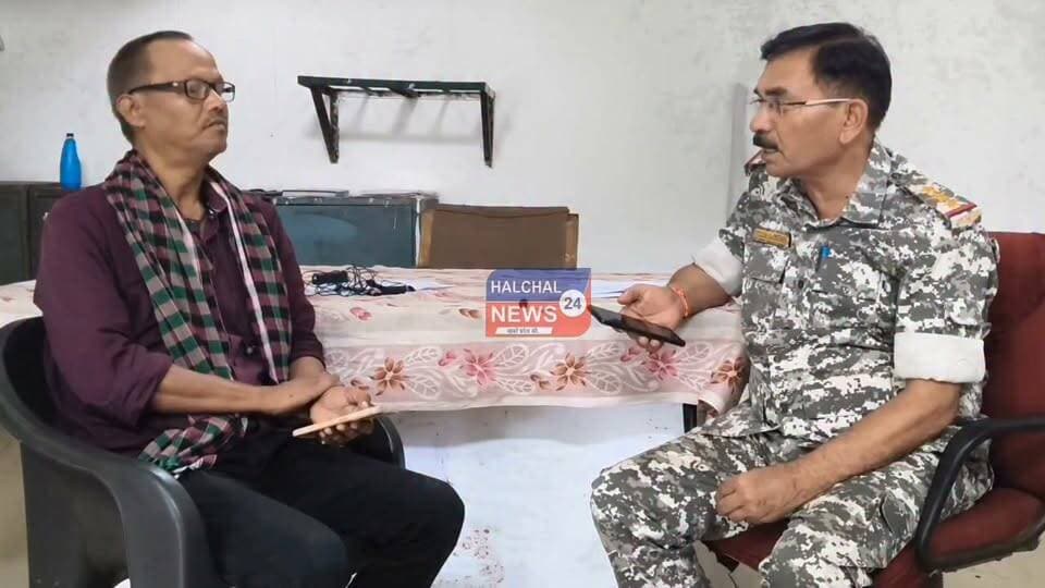 साइबर अपराध से बचाव ही सबसे बड़ा सुरक्षा कवच
समनापुर थाना प्रभारी ने नागरिकों को साइबर सुरक्षा के प्रति जागरूक करते हुए ऑनलाइन ठगी, फर्जी लिंक, ओटीपी शेयर करने और डिजिटल फ्रॉड से बचने के महत्वपूर्ण उपाय बताए। आमजन से अपील की गई कि किसी भी संदिग्ध कॉल, मैसेज या लिंक पर भरोसा न करें और साइबर अपराध होने पर तुरंत शिकायत दर्ज कराएं।
#Halchal24News #Samnapur #Dindori #CyberSafety #CyberAwareness #CyberFraud #OnlineSafety #MadhyaPradesh #साइबरसुरक्षा #साइबरफ्रॉड #डिंडौरी #समनापुर Part 8