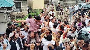 पंचायत समिति सलूणी अध्यक्ष एवं उपाध्यक्ष का हुआ गठन
सुनील पहाड़ी ✍️
सलूणी में पंचायत समिति के अध्यक्ष बने छाया देवी एवं उपाध्यक्ष मदन ठाकुर
सलूणी को मिली नायका अध्यक्ष ओर नायक उपाध्यक्ष
📌 पल-पल की अपडेट के लिए हमारे साथ जुड़े रहें।
#PanchayatSamiti #PresidentElection #VicePresident #Himachal #Chamba #Salooni #PahadiNews #BreakingNews #LocalNews #Panchayat #HimachalNews #teg #pahadinews