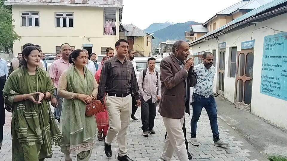 📢 पंचायत समिति सलूणी अध्यक्ष एवं उपाध्यक्ष के गठन की प्रक्रिया शुरू
सुनील पहाड़ी ✍️
सलूणी में पंचायत समिति के अध्यक्ष एवं उपाध्यक्ष के चुनाव/गठन की प्रक्रिया शुरू हो गई है। सभी की निगाहें अब इस बात पर टिकी हैं कि किसे अध्यक्ष और उपाध्यक्ष की जिम्मेदारी मिलती है। राजनीतिक गतिविधियां भी तेज हो गई हैं।
📌 पल-पल की अपडेट के लिए हमारे साथ जुड़े रहें।
#PanchayatSamiti #PresidentElection #VicePresident #Himachal #Chamba #Salooni #PahadiNews #BreakingNews #LocalNews #Panchayat #HimachalNews #teg #pahadinews