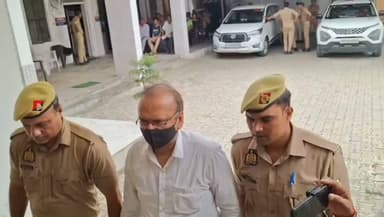 संभल
100 करोड़ से अधिक की सरकारी जमीन घोटाले में पुलिस की बड़ी कार्रवाई,
तत्कालीन ईओ राजकुमार गुप्ता गिरफ्तार,
वर्तमान में शाहजहांपुर नगर निगम में सहायक नगर आयुक्त के पद पर कार्यरत हैं राजकुमार गुप्ता,
ग्राम सभा की जमीन में फर्जीवाड़े का आरोप,
कागजों को खुर्द बुर्द करके सरकारी जमीन को बेचने का है आरोप,
सरकारी अधिकारियों से साठगांठ कर अवैध लाभ पहुंचाने का आरोप,
फर्जी दस्तावेज और शपथ पत्र के जरिए रिट खत्म कराने का भी आरोप,
कोतवाली संभल में दर्ज मुकदमे में हुई शाहजहाँपुर से हुई गिरफ्तारी,
अन्य नामजद आरोपियों की तलाश में पुलिस की दबिश जारी,
संभल पुलिस की 100 करोड़ की सरकारी जमीन मामले में बड़ी कार्रवाई।