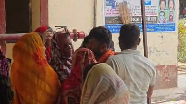 फतेहपुर में करंट लगने से नवविवाहिता की दर्दनाक मौत, छह माह की मासूम से छिना मां का साया
टीन शेड के लोहे के पाइप में उतरे करंट ने ली 22 वर्षीय महिला की जान
बिंदकी पुलिस ने शुरू की जांच, पोस्टमार्टम के बाद होगी आगे की कार्रवाई
✒️रिपोर्ट :- सहयोगी आनंद शुक्ला के साथ यूपी हेड नागेंद्र पांडये
उत्तर प्रदेश के फतेहपुर जिले के बिंदकी कोतवाली क्षेत्र के रतवा खेड़ा गांव में गुरुवार सुबह एक दर्दनाक हादसे में 22 वर्षीय महिला की करंट लगने से मौत हो गई। परिजन उसे तत्काल सामुदायिक स्वास्थ्य केंद्र बिंदकी लेकर पहुंचे, जहां चिकित्सकों ने उसे मृत घोषित कर दिया। घटना के बाद परिवार में मातम पसरा है और पुलिस ने मामले की जांच शुरू कर दी है।
फतेहपुर जनपद के कोतवाली बिंदकी क्षेत्र के रतवा खेड़ा गांव में गुरुवार सुबह लगभग 10 बजे एक दर्दनाक हादसा हो गया। गांव निवासी शैलजा देवी (22 वर्ष) पत्नी रंजीत साहू अपने घर में करंट की चपेट में आ गईं, जिससे उनकी मौके पर ही हालत गंभीर हो गई।
परिजनों ने उन्हें तत्काल सामुदायिक स्वास्थ्य केंद्र (सीएचसी) बिंदकी पहुंचाया, लेकिन चिकित्सकों ने परीक्षण के बाद उन्हें मृत घोषित कर दिया। मौत की पुष्टि होते ही अस्पताल परिसर में परिजनों का रो-रोकर बुरा हाल हो गया।
प्रारंभिक जानकारी के अनुसार, घर में लगे टीन शेड के लोहे के पाइप में विद्युत करंट प्रवाहित हो रहा था। बताया जा रहा है कि महिला ने जैसे ही पाइप को छुआ, वह करंट की चपेट में आ गई और गंभीर रूप से झुलस गई।
मृतका का मायका जहानाबाद थाना क्षेत्र के कुल्ली हार गांव में है। बताया गया कि उनकी शादी लगभग दो वर्ष पूर्व हुई थी तथा उनकी छह माह की एक पुत्री है। इस हादसे के बाद पूरे परिवार पर दुखों का पहाड़ टूट पड़ा है।
घटना की सूचना मिलने पर बिंदकी कोतवाली पुलिस सामुदायिक स्वास्थ्य केंद्र पहुंची और शव को कब्जे में लेकर पंचनामा भरने के बाद पोस्टमार्टम की कार्रवाई शुरू कर दी। पुलिस का कहना है कि मृत्यु के कारणों की जांच की जा रही है तथा पोस्टमार्टम रिपोर्ट और अन्य तथ्यों के आधार पर आगे की वैधानिक कार्रवाई की जाएगी।
घरेलू बिजली संबंधी हादसे अक्सर लापरवाही या विद्युत सुरक्षा में कमी के कारण होते हैं। विशेषज्ञ समय-समय पर घरों की वायरिंग और अर्थिंग की जांच कराने की सलाह देते हैं। पुलिस का कहना है कि इस मामले में भी सभी पहलुओं की जांच की जा रही है।
🟥 ND NEWS | दैनिक निष्पक्ष धारा की जनहित अपील
ND NEWS शोक संतप्त परिवार के प्रति गहरी संवेदना व्यक्त करता है। सभी नागरिकों से अपील है कि घरों में विद्युत वायरिंग, अर्थिंग और टीन शेड जैसी धातु संरचनाओं की नियमित जांच कराते रहें। बिजली विभाग से भी अनुरोध है कि ग्रामीण क्षेत्रों में विद्युत सुरक्षा के प्रति व्यापक जागरूकता अभियान चलाया जाए तथा संभावित जोखिमों को समय रहते दूर किया जाए।
जनहित में सुझाव
घर की वायरिंग और अर्थिंग की समय-समय पर जांच कराएं।
टीन शेड, लोहे के पाइप या धातु संरचनाओं में करंट की आशंका होने पर तुरंत बिजली आपूर्ति बंद करें।
किसी व्यक्ति को करंट लगने पर पहले मुख्य स्विच बंद करें, फिर सुरक्षित तरीके से बचाव करें।
विद्युत खराबी की सूचना तुरंत बिजली विभाग और 112 पर दें।
ग्रामीण क्षेत्रों में विद्युत सुरक्षा संबंधी जनजागरूकता अभियान नियमित चलाए जाएं।
👇👇👇
#NDNews #दैनिकनिष्पक्षधारा #Fatehpur #Bindki #ElectricShock #Accident #BreakingNews #UPNews #ElectricalSafety #BindkiPolice #UttarPradesh
👇👇
@dgpup
@UPGovt
@RSSorg
@Uppolice
@wpl1090
@RSSgeet
@MIB_India
@PMOIndia
@HMOIndia
@EMofficeUP
@VHPDigital
@CMOUP_RC
@igrangealld
@UPPCLLKO
@myogioffice
@InfoDeptUP
@MD_PuVVNL
@dmfatehpur
@MVVNLHQ
@CMOfficeUP
@ChiefSecyUP
@MahantYogiG
@ChiefSecy_UP
@edpmcuppcl
@EE_Trans_Hapur
@UppclNishant
@DVVNL_Care
@BajrangDalOrg
@fatehpurpolice
@myogiadityanath
@puvvnlvaranasi
@puvvnlfatehpur
@112UttarPradesh
@ADGZonPrayagraj
@CommissionerPrg
@VINODKUMARGAN15
👇👇👇
🟥 ND NEWS | दैनिक निष्पक्ष धारा
मुख्य संपादक / संस्थापक: राजन सिंह हाड़ा
सह-संपादक: शालिनी सिंह भदौरिया
✒️ रिपोर्ट: सहयोगी आनंद शुक्ला के साथ यूपी हेड नागेंद्र पांडये
📍 कार्यालय-3: U158, हीरा स्वीट्स के पास, विकास मार्ग, लक्ष्मी नगर, पूर्वी दिल्ली, पिन कोड – 110092 (NCR)
📍 कार्यालय-2: विधानसभा रोड, बर्लिंगटन चौराहा, लखनऊ – 226001 (UP)
📍 कार्यालय-1: 1/1 अटल बिहारी चौराहा, नियर बर्मा चौराहा, फतेहपुर – 212601 (UP)
📅 दिनांक: 2 जुलाई 2026
📆 दिन: गुरुवार
📧 Email: ndnewschannel@gmail.com
📞 मोबाइल: 9696119696