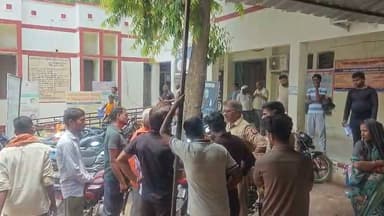 फतेहपुर में करंट लगने से नवविवाहिता की दर्दनाक मौत, छह माह की मासूम से छिना मां का साया
टीन शेड के लोहे के पाइप में उतरे करंट ने ली 22 वर्षीय महिला की जान
बिंदकी पुलिस ने शुरू की जांच, पोस्टमार्टम के बाद होगी आगे की कार्रवाई
✒️रिपोर्ट :- सहयोगी आनंद शुक्ला के साथ यूपी हेड नागेंद्र पांडये
उत्तर प्रदेश के फतेहपुर जिले के बिंदकी कोतवाली क्षेत्र के रतवा खेड़ा गांव में गुरुवार सुबह एक दर्दनाक हादसे में 22 वर्षीय महिला की करंट लगने से मौत हो गई। परिजन उसे तत्काल सामुदायिक स्वास्थ्य केंद्र बिंदकी लेकर पहुंचे, जहां चिकित्सकों ने उसे मृत घोषित कर दिया। घटना के बाद परिवार में मातम पसरा है और पुलिस ने मामले की जांच शुरू कर दी है।
फतेहपुर जनपद के कोतवाली बिंदकी क्षेत्र के रतवा खेड़ा गांव में गुरुवार सुबह लगभग 10 बजे एक दर्दनाक हादसा हो गया। गांव निवासी शैलजा देवी (22 वर्ष) पत्नी रंजीत साहू अपने घर में करंट की चपेट में आ गईं, जिससे उनकी मौके पर ही हालत गंभीर हो गई।
परिजनों ने उन्हें तत्काल सामुदायिक स्वास्थ्य केंद्र (सीएचसी) बिंदकी पहुंचाया, लेकिन चिकित्सकों ने परीक्षण के बाद उन्हें मृत घोषित कर दिया। मौत की पुष्टि होते ही अस्पताल परिसर में परिजनों का रो-रोकर बुरा हाल हो गया।
प्रारंभिक जानकारी के अनुसार, घर में लगे टीन शेड के लोहे के पाइप में विद्युत करंट प्रवाहित हो रहा था। बताया जा रहा है कि महिला ने जैसे ही पाइप को छुआ, वह करंट की चपेट में आ गई और गंभीर रूप से झुलस गई।
मृतका का मायका जहानाबाद थाना क्षेत्र के कुल्ली हार गांव में है। बताया गया कि उनकी शादी लगभग दो वर्ष पूर्व हुई थी तथा उनकी छह माह की एक पुत्री है। इस हादसे के बाद पूरे परिवार पर दुखों का पहाड़ टूट पड़ा है।
घटना की सूचना मिलने पर बिंदकी कोतवाली पुलिस सामुदायिक स्वास्थ्य केंद्र पहुंची और शव को कब्जे में लेकर पंचनामा भरने के बाद पोस्टमार्टम की कार्रवाई शुरू कर दी। पुलिस का कहना है कि मृत्यु के कारणों की जांच की जा रही है तथा पोस्टमार्टम रिपोर्ट और अन्य तथ्यों के आधार पर आगे की वैधानिक कार्रवाई की जाएगी।
घरेलू बिजली संबंधी हादसे अक्सर लापरवाही या विद्युत सुरक्षा में कमी के कारण होते हैं। विशेषज्ञ समय-समय पर घरों की वायरिंग और अर्थिंग की जांच कराने की सलाह देते हैं। पुलिस का कहना है कि इस मामले में भी सभी पहलुओं की जांच की जा रही है।
🟥 ND NEWS | दैनिक निष्पक्ष धारा की जनहित अपील
ND NEWS शोक संतप्त परिवार के प्रति गहरी संवेदना व्यक्त करता है। सभी नागरिकों से अपील है कि घरों में विद्युत वायरिंग, अर्थिंग और टीन शेड जैसी धातु संरचनाओं की नियमित जांच कराते रहें। बिजली विभाग से भी अनुरोध है कि ग्रामीण क्षेत्रों में विद्युत सुरक्षा के प्रति व्यापक जागरूकता अभियान चलाया जाए तथा संभावित जोखिमों को समय रहते दूर किया जाए।
जनहित में सुझाव
घर की वायरिंग और अर्थिंग की समय-समय पर जांच कराएं।
टीन शेड, लोहे के पाइप या धातु संरचनाओं में करंट की आशंका होने पर तुरंत बिजली आपूर्ति बंद करें।
किसी व्यक्ति को करंट लगने पर पहले मुख्य स्विच बंद करें, फिर सुरक्षित तरीके से बचाव करें।
विद्युत खराबी की सूचना तुरंत बिजली विभाग और 112 पर दें।
ग्रामीण क्षेत्रों में विद्युत सुरक्षा संबंधी जनजागरूकता अभियान नियमित चलाए जाएं।
👇👇👇
#NDNews #दैनिकनिष्पक्षधारा #Fatehpur #Bindki #ElectricShock #Accident #BreakingNews #UPNews #ElectricalSafety #BindkiPolice #UttarPradesh
👇👇
@dgpup
@UPGovt
@RSSorg
@Uppolice
@wpl1090
@RSSgeet
@MIB_India
@PMOIndia
@HMOIndia
@EMofficeUP
@VHPDigital
@CMOUP_RC
@igrangealld
@UPPCLLKO
@myogioffice
@InfoDeptUP
@MD_PuVVNL
@dmfatehpur
@MVVNLHQ
@CMOfficeUP
@ChiefSecyUP
@MahantYogiG
@ChiefSecy_UP
@edpmcuppcl
@EE_Trans_Hapur
@UppclNishant
@DVVNL_Care
@BajrangDalOrg
@fatehpurpolice
@myogiadityanath
@puvvnlvaranasi
@puvvnlfatehpur
@112UttarPradesh
@ADGZonPrayagraj
@CommissionerPrg
@VINODKUMARGAN15
👇👇👇
🟥 ND NEWS | दैनिक निष्पक्ष धारा
मुख्य संपादक / संस्थापक: राजन सिंह हाड़ा
सह-संपादक: शालिनी सिंह भदौरिया
✒️ रिपोर्ट: सहयोगी आनंद शुक्ला के साथ यूपी हेड नागेंद्र पांडये
📍 कार्यालय-3: U158, हीरा स्वीट्स के पास, विकास मार्ग, लक्ष्मी नगर, पूर्वी दिल्ली, पिन कोड – 110092 (NCR)
📍 कार्यालय-2: विधानसभा रोड, बर्लिंगटन चौराहा, लखनऊ – 226001 (UP)
📍 कार्यालय-1: 1/1 अटल बिहारी चौराहा, नियर बर्मा चौराहा, फतेहपुर – 212601 (UP)
📅 दिनांक: 2 जुलाई 2026
📆 दिन: गुरुवार
📧 Email: ndnewschannel@gmail.com
📞 मोबाइल: 9696119696