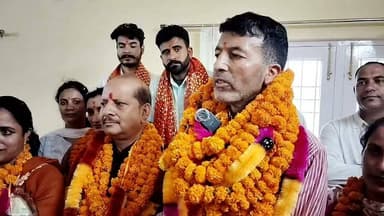 लोकप्रियता का मिला सम्मान, मदन ठाकुर बने पंचायत समिति उपाध्यक्ष
सुनील पहाड़ी ✍️
भाजपा मंडल अध्यक्ष मदन ठाकुर को उनकी लोकप्रियता और जनसमर्थन के चलते पंचायत समिति का उपाध्यक्ष चुना गया है। इस अवसर पर मदन ठाकुर ने उन्हें यह जिम्मेदारी सौंपने के लिए क्षेत्र की जनता, जनप्रतिनिधियों तथा भाजपा नेतृत्व का हृदय से आभार व्यक्त किया।
उन्होंने कहा कि वे जनता के विश्वास पर पूरी तरह खरा उतरने का प्रयास करेंगे और क्षेत्र के विकास तथा जनहित के कार्यों को प्राथमिकता के आधार पर आगे बढ़ाएंगे। साथ ही उन्होंने भाजपा सरकार का भी धन्यवाद करते हुए सभी के सहयोग से क्षेत्र के सर्वांगीण विकास का संकल्प दोहराया।
– पहाड़ी न्यूज़
#पहाड़ी_न्यूज़ #Chamba #Churah #HimachalPradesh #BJP #MadanThakur #PanchayatSamiti #ViceChairman #Development #LocalNews #BreakingNews #ViralNews #HimachalNews