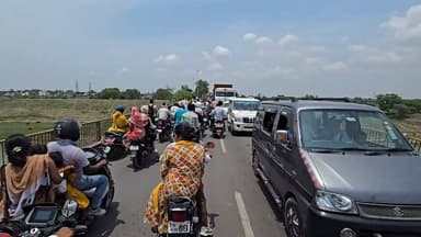 🚨 हमीरपुर में बेतवा पुल पर भीषण जाम
बेतवा पुल पर कार का पेट्रोल खत्म होने से लंबा जाम लग गया। देखते ही देखते करीब 5 किलोमीटर तक वाहनों की कतार लग गई और सैकड़ों वाहन घंटों तक फंसे रहे। यात्रियों को भारी परेशानी का सामना करना पड़ा। प्रशासन ने मौके पर पहुंचकर यातायात सामान्य कराने का प्रयास किया।
#Hamirpur #HamirpurNews #BetwaBridge #TrafficJam #UPNews #BreakingNews #Bundelkhand #TrafficAlert #HamirpurTimes #ViralNews #IndiaNews