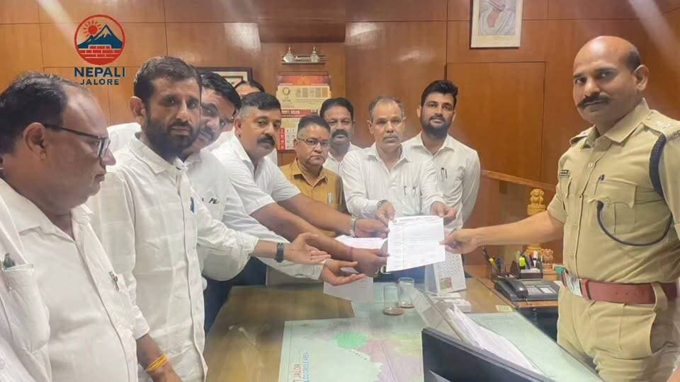 अधिवक्ता पर हमले के विरोध में अभिभाषक संघ ने एसपी को सौंपा ज्ञापन, आरोपियों की शीघ्र गि#रफ्तारी की मांग : जालोर में अधिवक्ता नटवरसिंह पर हुए जानलेवा हमले के विरोध में अभिभाषक संघ, जालोर ने गुरुवार को संघ के अध्यक्ष खसाराम परिहार के नेतृत्व में जिला पुलिस अधीक्षक शैलेन्द्रसिंह को ज्ञापन सौंपकर मामले की निष्पक्ष जांच कराते हुए आरोपियों को तत्काल गि#रफ्तार करने की मांग की। ज्ञापन में बताया गया कि अधिवक्ता नटवरसिंह पर 1 जुलाई 2026 की शाम को अज्ञात व्यक्तियों द्वारा जानलेवा हमला किया गया, जिससे वे गंभीर रूप से घायल हो गए। प्राथमिक उपचार के बाद उन्हें बेहतर इलाज के लिए मेहसाणा अस्पताल में भर्ती कराया गया है। घटना से जिले के अधिवक्ताओं में भारी रोष व्याप्त है। अभिभाषक संघ ने ज्ञापन के माध्यम से पुलिस प्रशासन से मांग की कि पुलिस थाना बागरा द्वारा मामले की निष्पक्ष एवं त्वरित जांच कर दोषियों को तत्काल प्रभाव से गि#रफ्तार किया जाए, ताकि अधिवक्ताओं में कानून व्यवस्था के प्रति विश्वास बना रहे और भविष्य में इस प्रकार की घटनाओं की पुनरावृत्ति न हो।