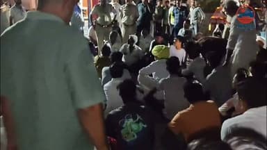 भाजपा नेता को घेरकर लोहे के सरिए से पीटा : सिर पर गहरा घाव, हाथ में फैक्चर; आरोपियों की गि#रफ्तारी की मांग पर रात 11 बजे तक धरना- प्रदर्शन। एक भाजपा नेता और वकिल पर बुधवार की देर शाम को कुछ अज्ञात लोगों ने धारदार हथियार से हमला कर दिया। हमले में उनके सिर और हाथ में गंभीर चोट आई। प्राथमिक इलाज के बाद उन्हें सिरोही रेफर किया गया। घटना के विरोध में सियाणा क्षेत्रपाल व्यापार संघ और राजपुरोहित समाज के लोगों ने सियाणा पुलिस चौकी के बाहर रात 11 बजे तक धरना देकर आरोपियों की गि#रफ्तारी की मांग की। दरअसल, वह कचहरी से अपना काम निप्टाकर शाम को अपनी कार से सियाणा गांव जा रहे थे। इसी दौरान गांव के आसपास सामने से आ रही गाड़ी में अज्ञात लोगों ने हमला कर दिया। यह घटना जालोर जिले के बागरा थाना क्षेत्र के सियाणा गांव में बुधवार शाम की है। बागरा थाने के सीआई मोहनलाल गर्ग ने बताया कि सियाणा निवासी भाजपा युवा मोर्चा के जिला प्रवक्ता और वकील नटवर सिंह राजपुरोहित बुधवार को जालोर कचहरी से काम खत्म कर अपनी कार से सियाणा लौट रहे थे। शाम करीब 6 बजे आकोली और सियाणा के बीच आडवाडा गांव के पास सामने से आई एक गाड़ी में सवार अज्ञात लोगों ने उनकी कार रुकवाई और धारदार हथियार से हमला कर दिया। हमले के दौरान आसपास अन्य लोगों को आता देख हमलावर मौके से फरार हो गए। मौके पर मौजूद लोगों ने एम्बुलेंस की मदद से घायल नटवर सिंह राजपुरोहित को सियाणा के राजकीय सामुदायिक स्वास्थ्य केंद्र पहुंचाया। यहां प्राथमिक इलाज के बाद उनकी गंभीर हालत को देखते हुए उन्हें सिरोही रेफर कर दिया गया। जहां उनका इलाज जारी है। हमले में नटवर सिंह राजपुरोहित के सिर पर धारदार हथियार से वार किया गया। हमले से उनके सिर में गहरा और लंबा चीरा लग गया, जिससे काफी खून बहा। घाव इतना गंभीर था कि सिर पर कई टांके लगाने पड़े। इसके अलावा उनके एक हाथ में भी फ्रैक्चर हुआ है। घटना के बाद पुलिस मौके पर पहुंची और क्षतिग्रस्त कार को जब्त कर जांच शुरू कर दी। बागरा थाने के सीआई मोहनलाल गर्ग ने बताया कि रात में हुई मारपीट के मामले में जांच की जा रही हैं और टीमें बनाकर आरोपियों के पकड़ने का प्रयास किया जा रहा हैं।