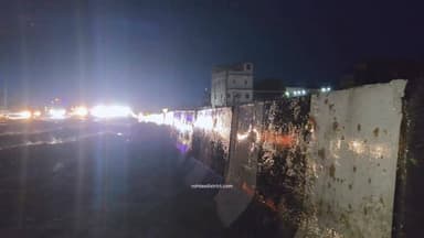 रोहतास जिले के शिवसागर में बुधवार देर शाम हुई बारिश ने एनएच-19 फ्लाईओवर की जल निकासी व्यवस्था की पोल खोलकर रख दी। बारिश शुरू होने के कुछ ही देर बाद फ्लाईओवर के ऊपर पानी जमा हो गया और निकासी का रास्ता नहीं मिलने पर पानी किनारों से तेज धार बनाकर नीचे गिरने लगा। बताया जाता है कि करीब चार वर्षों के लंबे निर्माण कार्य के बाद एनएचएआई की देखरेख में इस फ्लाईओवर का निर्माण कराया गया था। इस परियोजना पर करोड़ों रुपये खर्च किए गए थे। लेकिन पहली ही तेज बारिश में सामने आई तस्वीरों ने इस पूरी परियोजना की गुणवत्ता और योजना पर सवाल खड़े कर दिए हैं।
#rohtasnews