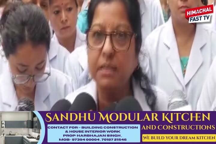 "40-40 मरीज संभालती हैं नर्सें, फिर भी सवाल हम पर?"
"भारी दबाव में काम करती हैं नर्सें : अमिता पॉल"
कुल्लू,ब्यूरो रिपोर्ट
#HimachalFast #Nurses #NursingStaff #AmitaPaul #Healthcare #Hospital #PatientCare #HimachalNews #BreakingNews #MedicalStaff #HealthWorkers #IndiaNews #ViralNews #NewsUpdate #HealthcareSystem