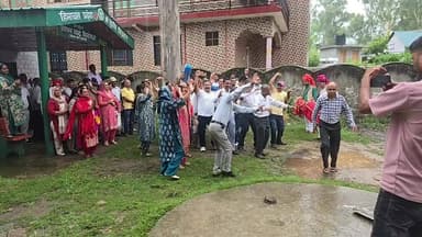 -#घुमारवीं -- BDC अध्यक्ष पद का चुनाव जीतने के बाद कांग्रेस के कार्यकताओं में खुशी,बोल नगाड़ों के साथ निकाली विजय रैली...#देखिए_लाइव...
#BrightNews #Ghumarwin #BDC #BDCChairman #RajeshDharmani #UshaDevi #HimachalCongress #Congress #PanchayatElection #LocalElection #RuralHimachal #HimachalPolitics #HimachalPradesh #HPNews #HimachalNews #Himachal24x7 #HimachalUpdate #HimachalLatestNews #HimachalSpotlight #PahadNews #HimachalBuzz #HimachalWala #HimachalNewsLive #HimachalHappenings #HimachalViral #HimachalTrending #HimachalUpdatesDaily #HimachalKhabar #BilaspurKhabar #IndiaNews #BreakingNews #PoliticalNews #SukhvinderSukhu #CongressWorkers #Development #GrassrootsPolitics #HimachalUpdateDaily #HimachalToday #HimachalBreaking #VictoryNews #BilaspurNews