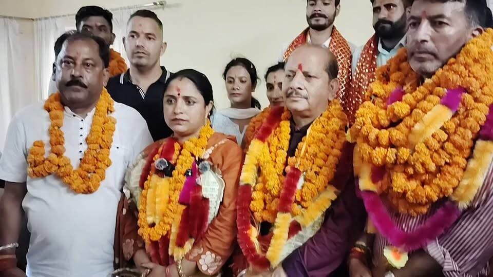 पंचायत समिति अध्यक्ष बनीं छाया देवी, जताया सभी का आभार
पंचायत समिति अध्यक्ष बनने पर छाया देवी ने समस्त बीडीसी सदस्यों, क्षेत्र की जनता, भारतीय जनता पार्टी एवं स्थानीय विधायक डी.एस. ठाकुर का हार्दिक आभार व्यक्त किया।
उन्होंने कहा कि जनता और पार्टी ने उन पर जो विश्वास जताया है, उस पर वह पूरी ईमानदारी और निष्ठा के साथ खरा उतरने का प्रयास करेंगी तथा क्षेत्र के विकास के लिए निरंतर कार्य करेंगी।
सुनील पहाड़ी | पहाड़ी न्यूज़ | स्पेशल रिपोर्ट #PahadiNews #SunilPahadi #SpecialReport #Salooni #Chamba #HimachalPradesh #PanchayatSamiti #BJP #BDC #DSThakur #LocalNews #BreakingNews #HimachalNews