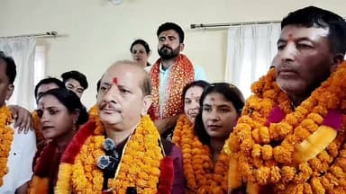 सलूणी पंचायत समिति पर तीसरी बार भाजपा का कब्जा
सलूणी पंचायत समिति अध्यक्ष एवं उपाध्यक्ष पद पर
सुनील पहाड़ी ✍️
लगातार तीसरी बार भाजपा ने जीत दर्ज कर अपना कब्जा बरकरार रखा है।
इस अवसर पर स्थानीय विधायक DS ठाकुर ने खुशी जताते हुए समस्त क्षेत्र की जनता, भाजपा कार्यकारिणी और सभी निर्वाचित बीडीसी सदस्यों का आभार व्यक्त किया। उन्होंने कहा कि यह जीत जनता के विश्वास और भाजपा कार्यकर्ताओं की मेहनत का परिणाम है। साथ ही उन्होंने भरोसा दिलाया कि क्षेत्र के विकास कार्यों को और अधिक गति दी जाएगी।
🎥 Special Report: सुनील पहाड़ी | पहाड़ी न्यूज़
#teg
#PahadiNews #Salooni #Chamba #BJP #PanchayatSamiti #BDC #HimachalPradesh #DalipThakur #BreakingNews #LocalNews #HimachalNews #Development #SpecialReport #ViralNews #TrendingNow #NewsUpdate #Churah #SalooniNews #PanchayatElection #BJPVictory
