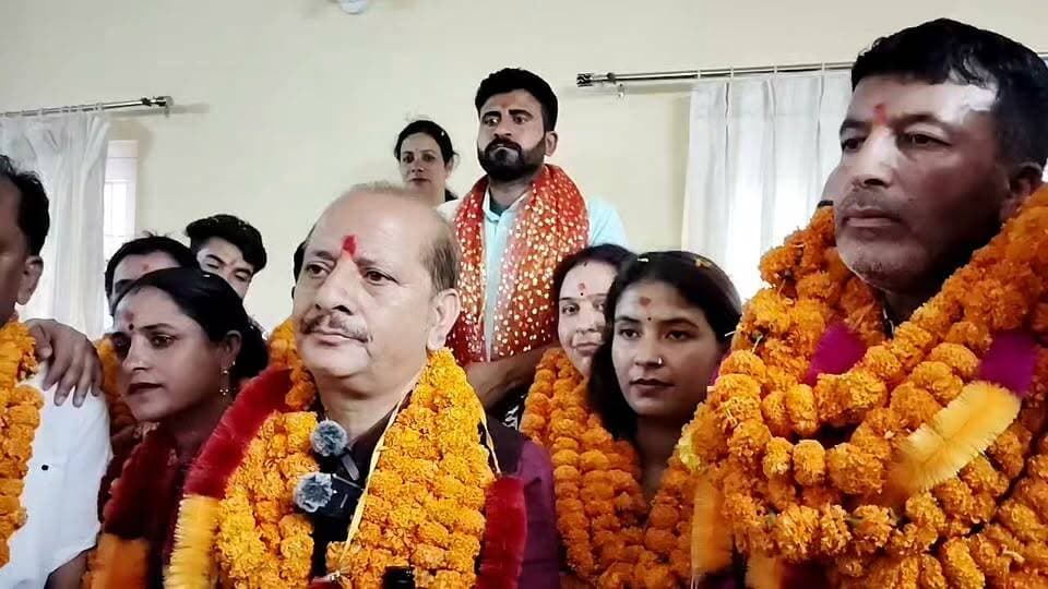 सलूणी पंचायत समिति पर तीसरी बार भाजपा का कब्जा
सलूणी पंचायत समिति अध्यक्ष एवं उपाध्यक्ष पद पर
सुनील पहाड़ी ✍️
लगातार तीसरी बार भाजपा ने जीत दर्ज कर अपना कब्जा बरकरार रखा है।
इस अवसर पर स्थानीय विधायक DS ठाकुर ने खुशी जताते हुए समस्त क्षेत्र की जनता, भाजपा कार्यकारिणी और सभी निर्वाचित बीडीसी सदस्यों का आभार व्यक्त किया। उन्होंने कहा कि यह जीत जनता के विश्वास और भाजपा कार्यकर्ताओं की मेहनत का परिणाम है। साथ ही उन्होंने भरोसा दिलाया कि क्षेत्र के विकास कार्यों को और अधिक गति दी जाएगी।
🎥 Special Report: सुनील पहाड़ी | पहाड़ी न्यूज़
#teg
#PahadiNews #Salooni #Chamba #BJP #PanchayatSamiti #BDC #HimachalPradesh #DalipThakur #BreakingNews #LocalNews #HimachalNews #Development #SpecialReport #ViralNews #TrendingNow #NewsUpdate #Churah #SalooniNews #PanchayatElection #BJPVictory