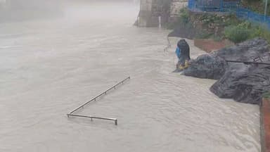 🌧️ रुद्रप्रयाग में अलकनंदा उफान पर, प्रशासन अलर्ट🚨
लगातार हो रही बारिश के चलते रुद्रप्रयाग में **अलकनंदा नदी का जलस्तर तेजी से बढ़ रहा है। नदी पूरे वेग के साथ बह रही है। हालात का अंदाजा इसी बात से लगाया जा सकता है कि बेलनी पुल के नीचे स्थापित विशालकाय भगवान शिव की प्रतिमा के आधे हिस्से तक नदी का पानी पहुंच गया है।
⚠️ जिला प्रशासन ने नदी तटवर्ती क्षेत्रों में रहने वाले लोगों को सतर्क रहने की सलाह दी है। आपदा प्रबंधन, पुलिस और राजस्व विभाग की टीमें संवेदनशील इलाकों में लगातार निगरानी कर रही हैं।
👉 प्रशासन की अपील:
✅ नदी किनारे जाने से बचें।
✅ बच्चों को नदी के आसपास न जाने दें।
✅ अफवाहों पर ध्यान न दें।
✅ केवल प्रशासन द्वारा जारी आधिकारिक सूचना पर ही भरोसा करें।
मौसम विभाग ने अगले कुछ दिनों तक भारी बारिश की संभावना जताई है। ऐसे में सभी नागरिकों से सावधानी बरतने और प्रशासन के निर्देशों का पालन करने की अपील की गई है।
#Rudraprayag #Alaknanda #Monsoon #Uttarakhand #RainAlert #FloodAlert #DisasterManagement #StaySafe #BelniBridge #ShivStatue