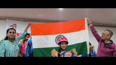 नेपाल इंटरनेशनल चैंपियनशिप में बांदा की बेटी शार्वी पांडे का स्वर्णिम प्रदर्शन
रोलर स्केटिंग में दो गोल्ड मेडल जीतकर भारत का बढ़ाया मान
बुंदेलखंड की प्रतिभा ने अंतरराष्ट्रीय मंच पर लहराया तिरंगा
✒️रिपोर्ट :- राजेश सिंह बाँदा
उत्तर प्रदेश के बांदा जिले की होनहार बेटी शार्वी पांडे ने नेपाल में आयोजित नेपाल इंटरनेशनल चैंपियनशिप-2026 में शानदार प्रदर्शन करते हुए रोलर स्केटिंग प्रतियोगिता में दो स्वर्ण पदक जीतकर भारत का नाम रोशन किया है। उनकी इस उपलब्धि से पूरे जिले में खुशी की लहर है और क्षेत्र के लोग उन्हें बधाई दे रहे हैं।
जनपद बांदा की ग्राम पंचायत तरखरी, तहसील नरैनी निवासी शार्वी पांडे, पुत्री विकास कुमार पांडे, ने अंतरराष्ट्रीय खेल प्रतियोगिता में शानदार प्रदर्शन कर पूरे देश को गौरवान्वित किया है।
नेपाल में आयोजित नेपाल इंटरनेशनल चैंपियनशिप-2026 में भारत, नेपाल, भूटान, श्रीलंका और दुबई के खिलाड़ियों ने हिस्सा लिया। प्रतियोगिता के 10–12 वर्ष बालिका वर्ग की रोलर स्केटिंग स्पर्धा में शार्वी ने अपनी प्रतिभा का बेहतरीन प्रदर्शन करते हुए 500 मीटर और 1000 मीटर दोनों रेस में प्रथम स्थान प्राप्त किया। इसके साथ ही उन्होंने दोनों स्पर्धाओं में दो स्वर्ण पदक (🥇🥇) अपने नाम किए।
विजेता के रूप में जब अंतरराष्ट्रीय मंच पर शार्वी के सम्मान में भारत का तिरंगा लहराया गया, तो वह पल पूरे देश के लिए गर्व का क्षण बन गया। उनकी सफलता न केवल व्यक्तिगत उपलब्धि है, बल्कि बुंदेलखंड की प्रतिभा, संघर्ष और समर्पण का भी प्रतीक है।
शार्वी की इस उपलब्धि पर उनके परिवार, प्रशिक्षकों, शुभचिंतकों और क्षेत्रवासियों ने हर्ष व्यक्त करते हुए उन्हें उज्ज्वल भविष्य के लिए शुभकामनाएं दी हैं। लोगों का कहना है कि यह सफलता आने वाली पीढ़ी की बेटियों के लिए प्रेरणास्रोत बनेगी और उन्हें बड़े सपने देखने तथा उन्हें पूरा करने का आत्मविश्वास देगी।
शार्वी पांडे की उपलब्धि यह संदेश देती है कि प्रतिभा और मेहनत के बल पर छोटे शहरों और गांवों से निकलने वाले खिलाड़ी भी अंतरराष्ट्रीय स्तर पर देश का नाम रोशन कर सकते हैं। खेल विशेषज्ञों का मानना है कि यदि ऐसी प्रतिभाओं को निरंतर प्रशिक्षण और संसाधन उपलब्ध कराए जाएं, तो वे भविष्य में विश्वस्तरीय प्रतियोगिताओं में भी भारत का प्रतिनिधित्व कर सकती हैं।
🟥 ND NEWS | दैनिक निष्पक्ष धारा की अपील
ND NEWS शार्वी पांडे को इस ऐतिहासिक उपलब्धि पर हार्दिक बधाई देता है। हम केंद्र एवं राज्य सरकार, खेल विभाग और स्थानीय प्रशासन से अपील करते हैं कि ग्रामीण क्षेत्रों की प्रतिभाओं को बेहतर प्रशिक्षण, आधुनिक सुविधाएं और आर्थिक सहयोग उपलब्ध कराया जाए, ताकि देश की और बेटियां अंतरराष्ट्रीय मंच पर भारत का गौरव बढ़ा सकें।
जनहित में संदेश
बेटियों को खेलों में आगे बढ़ने के लिए प्रोत्साहित करें।
ग्रामीण प्रतिभाओं को उचित प्रशिक्षण और संसाधन उपलब्ध कराएं।
विद्यालयों और खेल संस्थानों में खेल संस्कृति को बढ़ावा दें।
खिलाड़ियों का सम्मान और उत्साहवर्धन समाज की सामूहिक जिम्मेदारी है।
👇👇👇
#NDNews #दैनिकनिष्पक्षधारा #Banda #SharviPandey #RollerSkating #GoldMedal #NepalInternationalChampionship2026 #ProudMoment #BetiBachaoBetiPadhao #India #SportsNews #Bundelkhand
👇👇👇
@dgpup
@UPGovt
@RSSorg
@Uppolice
@wpl1090
@RSSgeet
@MIB_India
@PMOIndia
@HMOIndia
@VHPDigital
@CMOUP_RC
@myogioffice
@InfoDeptUP
@CMOfficeUP
@UPPRD1948
@ChiefSecyUP
@MahantYogiG
@ChiefSecyUP
@BajrangDalOrg
@myogiadityanath
@112UttarPradesh
@UPPViralCheck
@UpPolicemitra
@PMOIndia
@myogiadityanath
@CMOfficeUP
@UPGovt
@InfoDeptUP
@MediaCellSPV
@YASMinistry
@IndiaSports
@kheloindia
@dm_banda
👇👇👇
🟥 ND NEWS | दैनिक निष्पक्ष धारा
मुख्य संपादक / संस्थापक: राजन सिंह हाड़ा
सह-संपादक: शालिनी सिंह भदौरिया
✒️ रिपोर्ट: राजेश सिंह बांदा
📍 कार्यालय-3: U158, हीरा स्वीट्स के पास, विकास मार्ग, लक्ष्मी नगर, पूर्वी दिल्ली – 110092 (NCR)
📍 कार्यालय-2: विधानसभा रोड, बर्लिंगटन चौराहा, लखनऊ – 226001 (UP)
📍 कार्यालय-1: 1/1 अटल बिहारी चौराहा, नियर बर्मा चौराहा, फतेहपुर – 212601 (UP)
📅 दिनांक: 2 जुलाई 2026
📆 दिन: गुरुवार
📧 Email: ndnewschannel@gmail.com
📞 मोबाइल: 9696119696