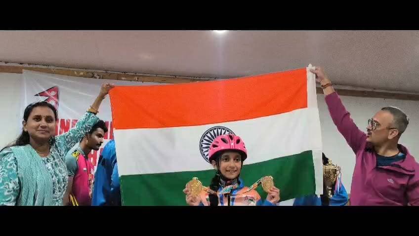 नेपाल इंटरनेशनल चैंपियनशिप में बांदा की बेटी शार्वी पांडे का स्वर्णिम प्रदर्शन
रोलर स्केटिंग में दो गोल्ड मेडल जीतकर भारत का बढ़ाया मान
बुंदेलखंड की प्रतिभा ने अंतरराष्ट्रीय मंच पर लहराया तिरंगा
✒️रिपोर्ट :- राजेश सिंह बाँदा
उत्तर प्रदेश के बांदा जिले की होनहार बेटी शार्वी पांडे ने नेपाल में आयोजित नेपाल इंटरनेशनल चैंपियनशिप-2026 में शानदार प्रदर्शन करते हुए रोलर स्केटिंग प्रतियोगिता में दो स्वर्ण पदक जीतकर भारत का नाम रोशन किया है। उनकी इस उपलब्धि से पूरे जिले में खुशी की लहर है और क्षेत्र के लोग उन्हें बधाई दे रहे हैं।
जनपद बांदा की ग्राम पंचायत तरखरी, तहसील नरैनी निवासी शार्वी पांडे, पुत्री विकास कुमार पांडे, ने अंतरराष्ट्रीय खेल प्रतियोगिता में शानदार प्रदर्शन कर पूरे देश को गौरवान्वित किया है।
नेपाल में आयोजित नेपाल इंटरनेशनल चैंपियनशिप-2026 में भारत, नेपाल, भूटान, श्रीलंका और दुबई के खिलाड़ियों ने हिस्सा लिया। प्रतियोगिता के 10–12 वर्ष बालिका वर्ग की रोलर स्केटिंग स्पर्धा में शार्वी ने अपनी प्रतिभा का बेहतरीन प्रदर्शन करते हुए 500 मीटर और 1000 मीटर दोनों रेस में प्रथम स्थान प्राप्त किया। इसके साथ ही उन्होंने दोनों स्पर्धाओं में दो स्वर्ण पदक (🥇🥇) अपने नाम किए।
विजेता के रूप में जब अंतरराष्ट्रीय मंच पर शार्वी के सम्मान में भारत का तिरंगा लहराया गया, तो वह पल पूरे देश के लिए गर्व का क्षण बन गया। उनकी सफलता न केवल व्यक्तिगत उपलब्धि है, बल्कि बुंदेलखंड की प्रतिभा, संघर्ष और समर्पण का भी प्रतीक है।
शार्वी की इस उपलब्धि पर उनके परिवार, प्रशिक्षकों, शुभचिंतकों और क्षेत्रवासियों ने हर्ष व्यक्त करते हुए उन्हें उज्ज्वल भविष्य के लिए शुभकामनाएं दी हैं। लोगों का कहना है कि यह सफलता आने वाली पीढ़ी की बेटियों के लिए प्रेरणास्रोत बनेगी और उन्हें बड़े सपने देखने तथा उन्हें पूरा करने का आत्मविश्वास देगी।
शार्वी पांडे की उपलब्धि यह संदेश देती है कि प्रतिभा और मेहनत के बल पर छोटे शहरों और गांवों से निकलने वाले खिलाड़ी भी अंतरराष्ट्रीय स्तर पर देश का नाम रोशन कर सकते हैं। खेल विशेषज्ञों का मानना है कि यदि ऐसी प्रतिभाओं को निरंतर प्रशिक्षण और संसाधन उपलब्ध कराए जाएं, तो वे भविष्य में विश्वस्तरीय प्रतियोगिताओं में भी भारत का प्रतिनिधित्व कर सकती हैं।
🟥 ND NEWS | दैनिक निष्पक्ष धारा की अपील
ND NEWS शार्वी पांडे को इस ऐतिहासिक उपलब्धि पर हार्दिक बधाई देता है। हम केंद्र एवं राज्य सरकार, खेल विभाग और स्थानीय प्रशासन से अपील करते हैं कि ग्रामीण क्षेत्रों की प्रतिभाओं को बेहतर प्रशिक्षण, आधुनिक सुविधाएं और आर्थिक सहयोग उपलब्ध कराया जाए, ताकि देश की और बेटियां अंतरराष्ट्रीय मंच पर भारत का गौरव बढ़ा सकें।
जनहित में संदेश
बेटियों को खेलों में आगे बढ़ने के लिए प्रोत्साहित करें।
ग्रामीण प्रतिभाओं को उचित प्रशिक्षण और संसाधन उपलब्ध कराएं।
विद्यालयों और खेल संस्थानों में खेल संस्कृति को बढ़ावा दें।
खिलाड़ियों का सम्मान और उत्साहवर्धन समाज की सामूहिक जिम्मेदारी है।
👇👇👇
#NDNews #दैनिकनिष्पक्षधारा #Banda #SharviPandey #RollerSkating #GoldMedal #NepalInternationalChampionship2026 #ProudMoment #BetiBachaoBetiPadhao #India #SportsNews #Bundelkhand
👇👇👇
@dgpup
@UPGovt
@RSSorg
@Uppolice
@wpl1090
@RSSgeet
@MIB_India
@PMOIndia
@HMOIndia
@VHPDigital
@CMOUP_RC
@myogioffice
@InfoDeptUP
@CMOfficeUP
@UPPRD1948
@ChiefSecyUP
@MahantYogiG
@ChiefSecyUP
@BajrangDalOrg
@myogiadityanath
@112UttarPradesh
@UPPViralCheck
@UpPolicemitra
@PMOIndia
@myogiadityanath
@CMOfficeUP
@UPGovt
@InfoDeptUP
@MediaCellSPV
@YASMinistry
@IndiaSports
@kheloindia
@dm_banda
👇👇👇
🟥 ND NEWS | दैनिक निष्पक्ष धारा
मुख्य संपादक / संस्थापक: राजन सिंह हाड़ा
सह-संपादक: शालिनी सिंह भदौरिया
✒️ रिपोर्ट: राजेश सिंह बांदा
📍 कार्यालय-3: U158, हीरा स्वीट्स के पास, विकास मार्ग, लक्ष्मी नगर, पूर्वी दिल्ली – 110092 (NCR)
📍 कार्यालय-2: विधानसभा रोड, बर्लिंगटन चौराहा, लखनऊ – 226001 (UP)
📍 कार्यालय-1: 1/1 अटल बिहारी चौराहा, नियर बर्मा चौराहा, फतेहपुर – 212601 (UP)
📅 दिनांक: 2 जुलाई 2026
📆 दिन: गुरुवार
📧 Email: ndnewschannel@gmail.com
📞 मोबाइल: 9696119696
