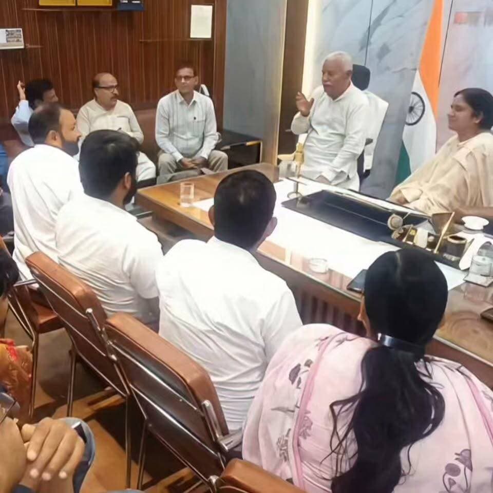 यमुनानगर 76 नियमित कॉलोनियों के विकास को लेकर अधिकारियों की बैठक में दिशा-निर्देश देते विधायक घनश्याम दास अरोड़ा।#Yamunanagar #UrbanDevelopment #ColonyRegularization #Haryana #Infrastructure #SmartCity #Development #PublicInfrastructure #MunicipalCorporation #RoadDevelopment #StreetLights #WaterSupply #GoodGovernance #VoterAwareness #ElectionDrive #CivicDevelopment #GhanshyamDasArora #Mayor #HaryanaNews #IndiaNews