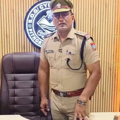 अगला शिकार आप भी हो सकते हैं!
📲 साइबर ठग हर दिन नए तरीके अपना रहे हैं। सतर्क रहें, किसी अनजान लिंक पर क्लिक न करें और अपनी बैंकिंग जानकारी किसी से साझा न करें।
🎥 यह वीडियो अंत तक जरूर देखें और खुद भी सुरक्षित रहें, दूसरों को भी जागरूक करें।
#CyberSafety #CyberAwareness #PithoragarhPolice #CyberCrime