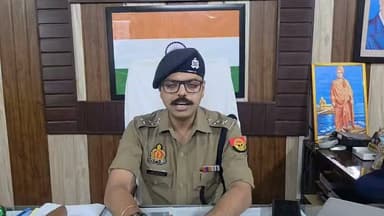 #गाजीपुर में घर पर फायरिंग की सनसनी, पुलिस ने दर्ज किया मुकदमा; सीओ सिटी ने दी जानकारी
गाजीपुर शहर कोतवाली क्षेत्र में प्रवीण उपाध्याय के घर पर दो बाइक सवार युवकों द्वारा गाली-गलौज करते हुए जान से मारने की नीयत से फायरिंग करने का मामला सामने आया है। घटना 2 जुलाई 2026 को सुबह लगभग 3:40 बजे की बताई गई है। मामले में प्राप्त तहरीर के आधार पर कोतवाली पुलिस ने बीएनएस की सुसंगत धाराओं में मुकदमा दर्ज कर लिया है। क्षेत्राधिकारी नगर श्री भास्कर कुमार ने बताया कि पुलिस मामले की गंभीरता से जांच कर रही है तथा आरोपियों की गिरफ्तारी के लिए आवश्यक विधिक कार्रवाई की जा रही है।
हैशटैग:
#Ghazipur #GhazipurPolice #BreakingNews #FiringCase #Bhanwarkol #KotwaliGhazipur #UPPolice #CrimeNews #bharatnews61