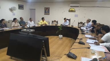 बिलासपुर में मिलावटखोरों की अब खैर नहीं!
लोगों के स्वास्थ्य से खिलवाड़ करने वालों पर जिला प्रशासन ने सख्त रुख अपनाया है। डीसी राहुल कुमार ने स्पष्ट कहा है कि मिलावटी खाद्य पदार्थ बेचने, बार-बार एक ही तेल में समोसे-पकोड़े तलने और खाद्य सुरक्षा नियमों की अनदेखी करने वालों के खिलाफ कड़ी कार्रवाई होगी।
🥛 दूध, पनीर, मिठाइयों, मसालों, खाद्य तेल और स्ट्रीट फूड की सैंपलिंग बढ़ेगी। होटलों, ढाबों, रेस्तरां और फास्ट फूड दुकानों पर औचक निरीक्षण भी तेज किए जाएंगे।
📊 पिछले 8 महीनों में: ✅ 75 प्रतिष्ठानों का निरीक्षण
✅ 58 खाद्य नमूने लिए गए
❌ 6 नमूने फेल पाए गए
💰 21 मामलों में ₹6.86 लाख का जुर्माना लगाया गया।
👉 अगर आप भी बाहर खाना खाते हैं, तो यह खबर आपके लिए बेहद जरूरी है। सुरक्षित भोजन हर नागरिक का अधिकार है और नियम तोड़ने वालों पर अब प्रशासन की पैनी नजर रहेगी।
#Bilaspur #FoodSafety #FoodInspection #FSSAI #Himachal #BreakingNews #PublicHealthAlert
