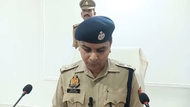 🚨 #बलरामपुर_ब्रेकिंग
🔴 ढाई साल बाद गुमशुदगी का खुला राज, प्रेम संबंध में युवक की हत्या का खुलासा
📍 बलरामपुर | पचपेड़वा
पचपेड़वा थाना क्षेत्र से वर्ष 2023 में लापता हुए युवक सलामतुल्ला की गुमशुदगी का रहस्य आखिरकार ढाई साल बाद खुल गया। पुलिस जांच में सामने आया कि मृतक की पत्नी से एकतरफा प्रेम करने वाले युवक ने अपने साथियों के साथ मिलकर नशीला पदार्थ पिलाकर गला घोंट दिया और शव को अयोध्या में नदी में फेंक दिया।
एसपी विकास कुमार के निर्देशन में एएसपी विशाल पाण्डेय व सीओ तुलसीपुर अभय प्रताप मल्ल के पर्यवेक्षण तथा प्रभारी निरीक्षक ओम प्रकाश चौहान के नेतृत्व में थाना पचपेड़वा पुलिस, एसओजी, साइबर सेल और सर्विलांस टीम ने मामले का सफल खुलासा करते हुए राजन गुप्ता उर्फ समीर और इरफान को गिरफ्तार कर न्यायालय भेज दिया। दो अन्य आरोपितों की तलाश जारी है।
पुलिस ने मृतक का मोबाइल भी बरामद कर लिया है। आरोपियों ने परिजनों को गुमराह करने के लिए लंबे समय तक मृतक के सोशल मीडिया अकाउंट से पोस्ट और संदेश भी भेजे।
खुलासा करने वाली टीम: थाना पचपेड़वा पुलिस, एसओजी, साइबर सेल एवं सर्विलांस टीम।
#Balrampur #BreakingNews #BalrampurPolice #Pachpedwa #CrimeNews #UPPolice #MurderMystery #CrimeUpdate #PoliceSuccess #UttarPradesh #HindiNews #SocialMedia #Breaking #NewsUpdate