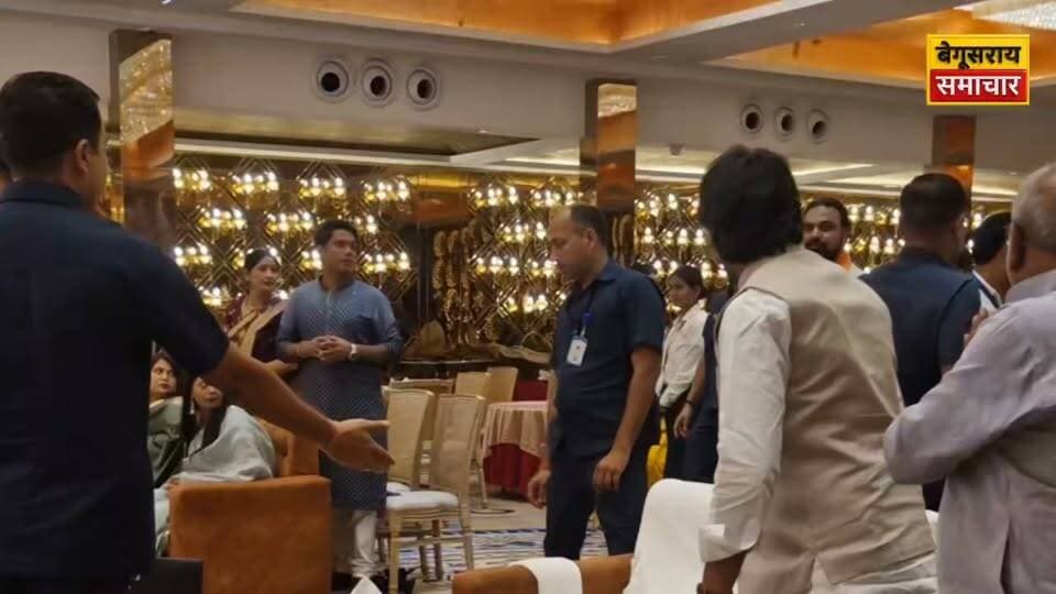 CM सम्राट चौधरी पहुंचे प्रो. राम बदन राय की बेटी की रिंग सेरेमनी, पटना में सजी राजनीतिक दिग्गजों की महफिल!
#SamratChaudhary #RamBadanRai #RingCeremony #Patna #BiharPolitics #Begusarai #KarpuriJanataDal #NawalKishoreYadav #KartikSingh #BiharNews #PoliticalNews #BreakingNews #ViralNews #BiharKiBaat