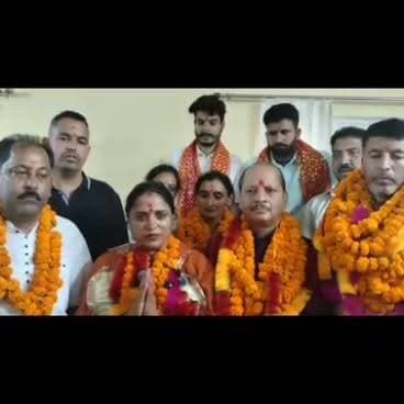 "सलूणी पंचायत समिति की नवनिर्वाचित अध्यक्ष छाया देवी ने जीत के बाद मीडिया से की खास बातचीत। जनता का जताया आभार, विकास को बताया पहली प्राथमिकता। सुनिए जीत के बाद क्या कहा..."
#Salooni #Chamba #ChambaToday #PanchayatSamiti #ChhayaDevi #BJP #Election2026 #HimachalPradesh #LocalNews #BreakingNews #HimachalNews #ChambaTodayChannel