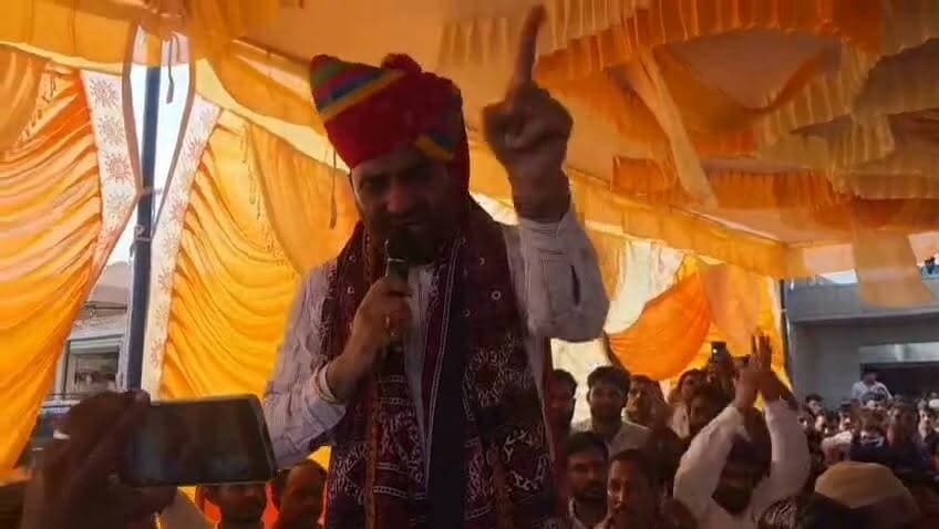हनुमान बेनीवाल #बाड़मेर में बोले जाट और मुसलमान?? कांग्रेस बीजेपी से मिल गई!!😢😊☺️ बाड़मेर के नेताओं के पेट में दर्द, दवाई ले लो मेरी सरकार आने वाली है!! #bhopalgarh #jodhpur #भोपालगढ़ #नागौर Hanuman Beniwal