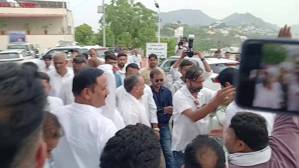 #अजमेर : जन्मदिन के मौके पर #किशनगढ़ #विधायक एवं कांग्रेस देहात जिलाध्यक्ष अजमेर में मीडिया से हुए रूबरू...🔴
#Live #MarudharaToday #Ajmer #VikashChoudhary #BirthdayHappy #Birthday #Kishangarh #MLA #CONGRESS Vikash Choudhary