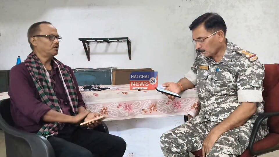 साइबर अपराध से बचाव ही सबसे बड़ा सुरक्षा कवच
समनापुर थाना प्रभारी ने नागरिकों को साइबर सुरक्षा के प्रति जागरूक करते हुए ऑनलाइन ठगी, फर्जी लिंक, ओटीपी शेयर करने और डिजिटल फ्रॉड से बचने के महत्वपूर्ण उपाय बताए। आमजन से अपील की गई कि किसी भी संदिग्ध कॉल, मैसेज या लिंक पर भरोसा न करें और साइबर अपराध होने पर तुरंत शिकायत दर्ज कराएं।
#Halchal24News #Samnapur #Dindori #CyberSafety #CyberAwareness #CyberFraud #OnlineSafety #MadhyaPradesh #साइबरसुरक्षा #साइबरफ्रॉड #डिंडौरी #समनापुर Part 5