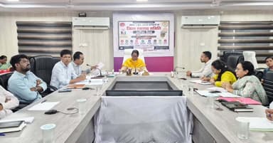 कलेक्ट्रेट सभाकक्ष में कलेक्टर श्रीमती तुलिका प्रजापति की अध्यक्षता में स्वास्थ्य विभाग एवं महिला एवं बाल विकास विभाग की संयुक्त समीक्षा बैठक आयोजित की गई।
- आंगनबाड़ी केंद्रों में बच्चों की सुरक्षा, स्वच्छता और गुणवत्तापूर्ण सेवाओं को दें सर्वोच्च प्राथमिकता – कलेक्टर
- स्वास्थ्य सेवाओं में सुधार, एचआरपी मामलों की दैनिक मॉनिटरिंग एवं समय-सीमा में योजनाओं के क्रियान्वयन के दिए निर्देश
#mmacdistrict_cg #chhattishgarh #समीक्षा_बैठक