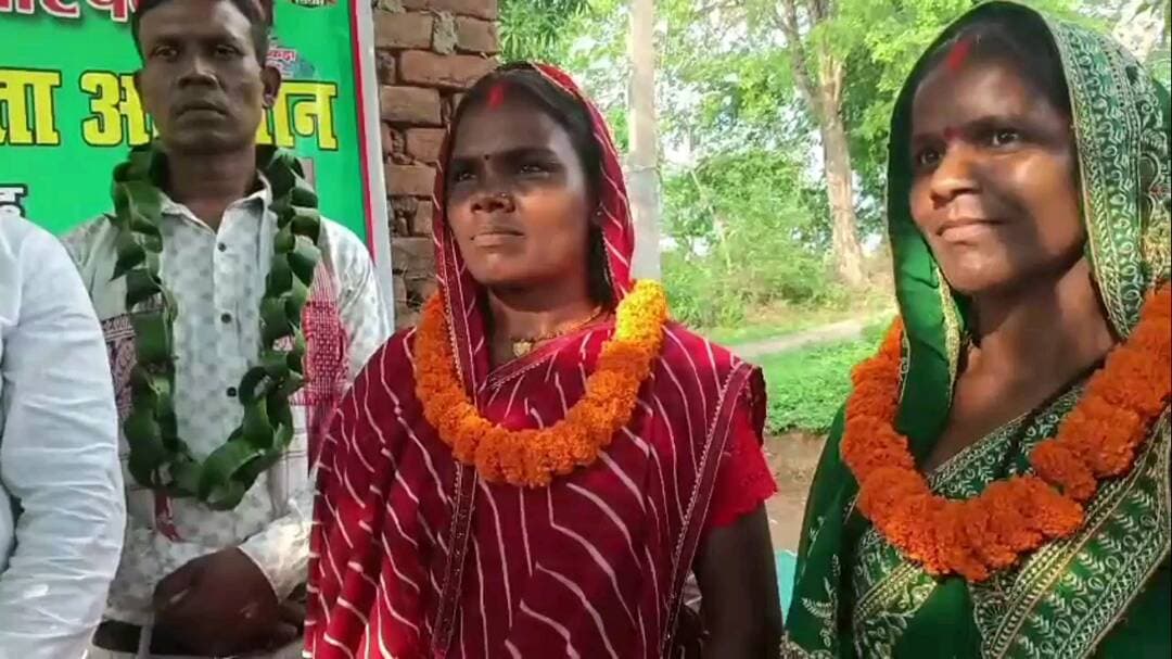 आदिवासी जन परिषद में 50 की संख्या में महिला एवं पुरुष सदस्यता लिए ग्राम बोंगाई गांव, प्रखंड दुलमी रामगढ़ । #local01news