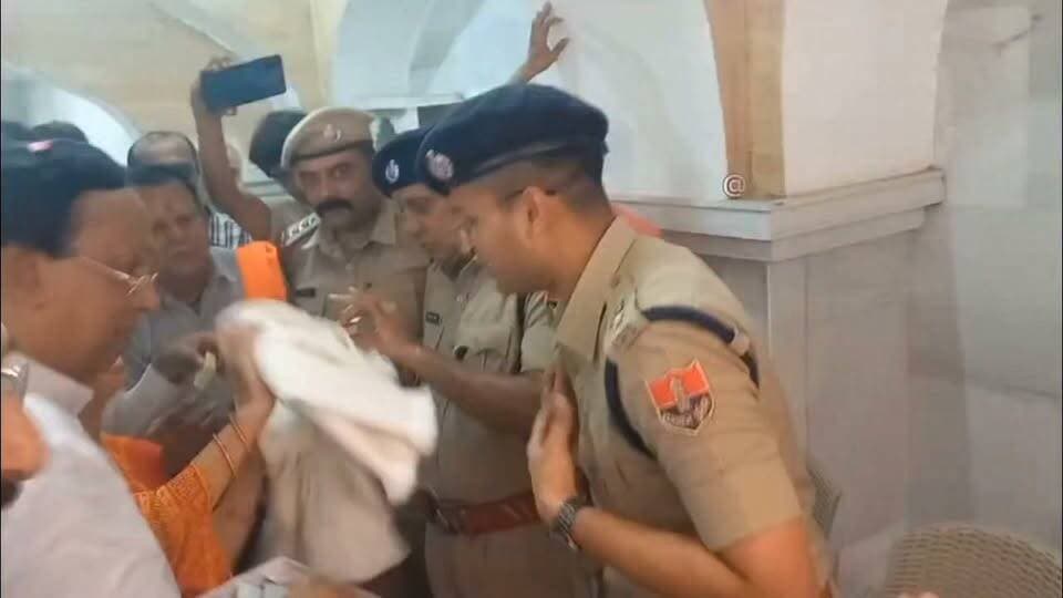 मंदिर में चोरी करने वाले तीन चोर गिरफ्तार..तीन चोरो में एक की उम्र 76 साल.. जैन समाज ने एसपी और थानाधिकारी का किया अभिनंदन..
#4समाचार #ChuruNews #letestnewshindi #newsfeed #FYI #समाचारचूरू #जैन मंदिर #ipschuru