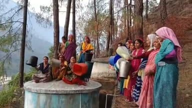 रेलवे सुरंग निर्माण के बाद सूखे प्राकृतिक जलस्रोत, बूंद-बूंद पानी को तरसे ग्रामीण, आंदोलन की चेतावनी
शिवानंदी गांव में पेयजल संकट गंभीर होता जा रहा है। ग्रामीणों का आरोप है कि रेलवे सुरंग निर्माण के बाद गांव के वर्षों पुराने प्राकृतिक जलस्रोत पूरी तरह सूख गए हैं। इसके चलते लोगों को रोजाना करीब आधा किलोमीटर दूर अलकनंदा नदी से पानी ढोकर लाना पड़ रहा है।
पानी की समस्या से नाराज ग्रामीणों ने बर्तन लेकर पेयजल टैंकों पर प्रदर्शन किया और प्रशासन व निर्माण एजेंसी के खिलाफ जमकर नारेबाजी की। महिलाओं ने बताया कि रोजाना पानी की व्यवस्था करना बड़ी चुनौती बन गया है।
ग्रामीणों का यह भी कहना है कि सुरंग निर्माण के बाद कई मकानों में दरारें आने लगी हैं, जिससे लोगों में भय का माहौल है।
ग्रामीणों की प्रमुख मांगें:
🔹 वैकल्पिक पेयजल व्यवस्था तत्काल उपलब्ध कराई जाए।
🔹 सूख चुके प्राकृतिक जलस्रोतों की वैज्ञानिक जांच कराई जाए।
🔹 क्षतिग्रस्त मकानों का सर्वे कर उचित मुआवजा दिया जाए।
ग्रामीणों ने चेतावनी दी है कि यदि जल्द समाधान नहीं हुआ तो वे बड़े जनआंदोलन का रास्ता अपनाने को मजबूर होंगे।
#Rudraprayag #Shivanandi #WaterCrisis #RailwayTunnel #Uttarakhand #PeyjalSankat #PublicIssue #BreakingNews
