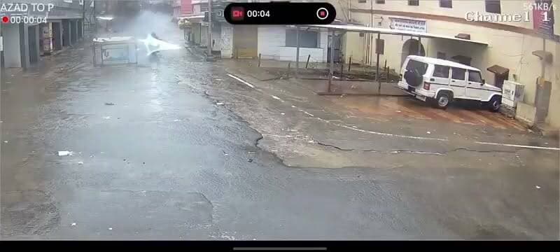 🚨 गुजरात के जूनागढ़ में गड्ढे ने लिया हादसे का रूप
गुजरात के जूनागढ़ में पानी से भरे गड्ढे के कारण एक बाइक सवार गंभीर दुर्घटना का शिकार हो गया। बताया जा रहा है कि सड़क खोदने के बाद उसकी उचित मरम्मत (पैच वर्क) नहीं की गई थी, जिससे बारिश के पानी में गड्ढा दिखाई नहीं दिया।
गड्ढे में बाइक गिरने से चालक गंभीर रूप से घायल हो गया। उसे तुरंत अस्पताल ले जाया गया, जहां उसका इलाज जारी है।
बारिश के मौसम में सड़क निर्माण और मरम्मत कार्यों में लापरवाही लोगों की जान पर भारी पड़ सकती है। संबंधित एजेंसियों को समय पर और गुणवत्तापूर्ण मरम्मत सुनिश्चित करनी चाहिए।
#जूनागढ़ #गुजरात #सड़क_हादसा #गड्ढा #RoadSafety #BreakingNews #Bharatnama