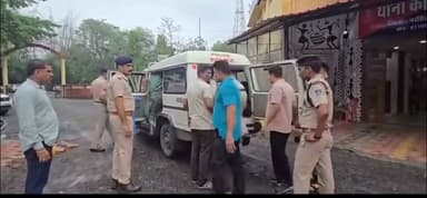 🚨 नरसिंहपुर में सनसनीखेज हत्याकांड 🚨
चौथी शादी की चाह में पत्नी ने प्रेमी के साथ मिलकर रची पति की हत्या की साजिश, पुलिस ने किया मामले का खुलासा।
नरसिंहपुर जिले में सामने आए इस हत्याकांड ने सभी को हैरान कर दिया। पुलिस के अनुसार, पत्नी ने कथित तौर पर अपने प्रेमी के साथ मिलकर पति की हत्या की साजिश रची। मामले का खुलासा होने के बाद आरोपियों के विरुद्ध विधि अनुसार कार्रवाई की गई है।
⚠️ मामला पुलिस जांच एवं कार्रवाई से संबंधित है। अंतिम तथ्य न्यायालय के निर्णय के अधीन हैं।
📍 नरसिंहपुर
— कैलाश गुप्ता
नई दुनिया, जिला प्रभारी (नरसिंहपुर)
📞 मो.: 9329446506
#Narsinghpur #CrimeNews #PoliceAction #MadhyaPradesh #NayiDunia #KailashGupta #BreakingNews #Justice #NewsUpdate