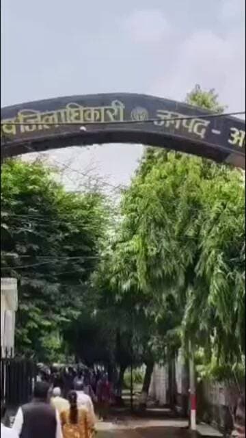 अयोध्या: ट्रस्ट पदाधिकारियों पर मुकदमा दर्ज कराने की मांग को लेकर वकीलों का प्रदर्शन