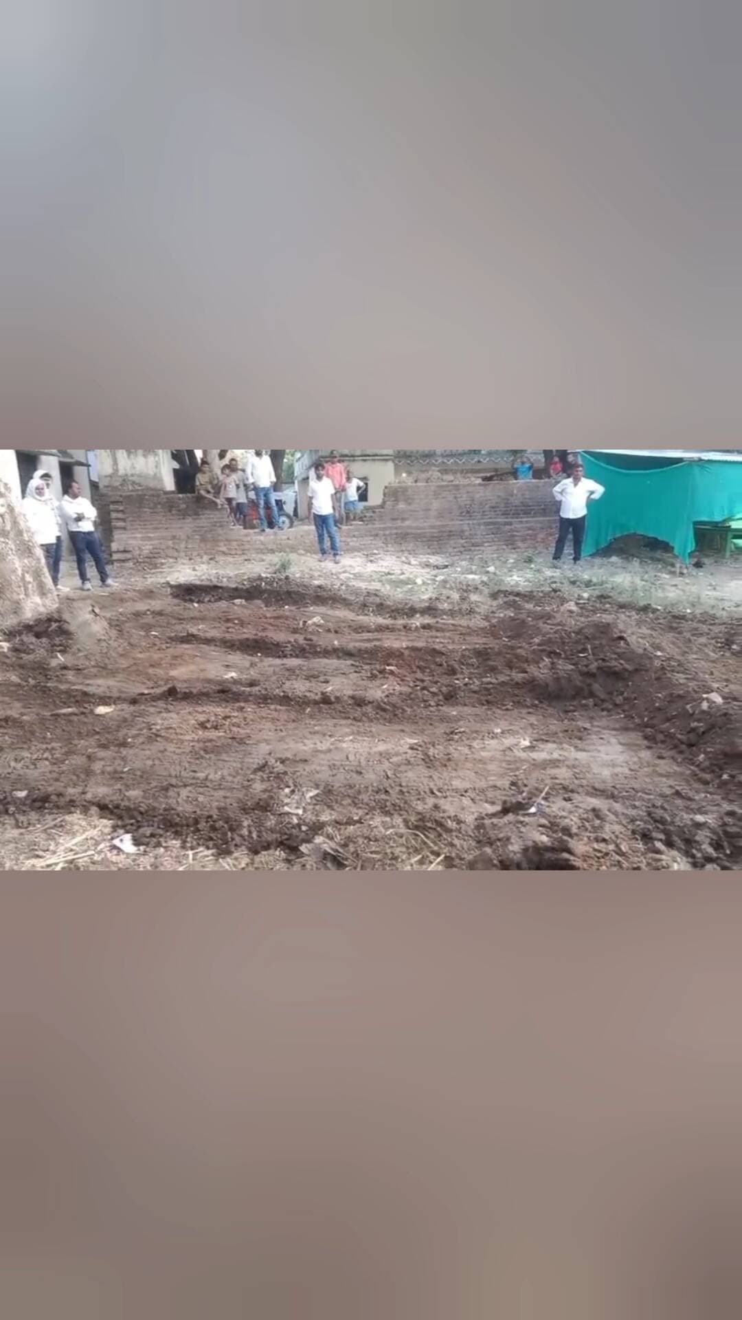 जमीन को जबरदस्ती कब्जा कराया जा रहा हैbadaunwa