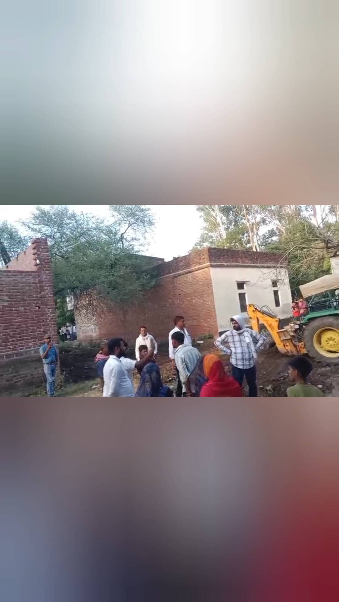 रिश्वत लेकर जमीन कब्जा कराया जा रहा है