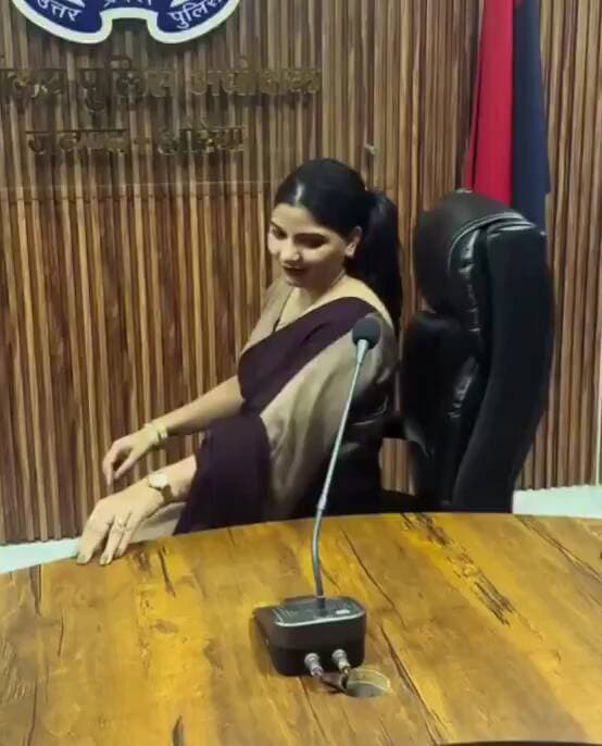 उत्तर प्रदेश -*
*औरैया में एक दिन पहले दारोगा की पुत्र वधु ने एसपी की कुर्सी पर बैठ कर बनाई रील।
