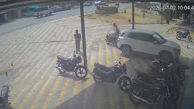 कुछ पल का फासला और हो जाता बड़ा हादसा.. भालेरी रोड़ पर हादसे की लाईव तस्वीरें..
#letestnewshindi #newschuru #समाचारचूरू #newsfeed #FYI #todaynews #4समाचार #ChuruNews