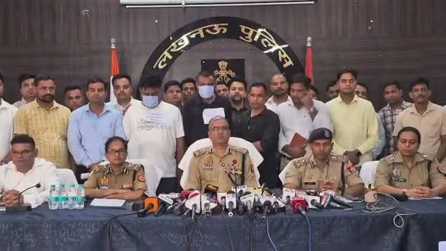 लखनऊ के विभूतिखंड (गोमतीनगर) में पुलिस और क्राइम ब्रांच द्वारा किए गए इस बड़े खुलासे की पूरी विस्तृत रिपोर्ट नीचे दी गई है:
🏢 घटना का मुख्य विवरण (Full News Report)
लखनऊ कमिश्नरेट की क्राइम ब्रांच और विभूतिखंड पुलिस ने गोमतीनगर के प्रतिष्ठित व्यावसायिक केंद्र 'समिट बिल्डिंग' (Summit Building) की 11वीं मंजिल पर चल रहे एक बड़े अंतरराष्ट्रीय फर्जी कॉल सेंटर का भंडाफोड़ किया है। एडीडूपी (ADCP) क्राइम किरण यादव के नेतृत्व में पुलिस टीम ने यहाँ करीब 14 घंटे लंबा सर्च ऑपरेशन चलाया।
शुरुआती जांच के बाद पुलिस ने पहले हिरासत में लिए गए सभी 119 आरोपियों को विधिवत गिरफ्तार कर लिया है। उत्तर प्रदेश पुलिस के इतिहास में साइबर अपराधियों के खिलाफ एक ही छत के नीचे से की गई यह अब तक की सबसे बड़ी गिरफ्तारी है।
🗂️ केस प्रोफाइल और बरामदगी (Case Profile & Seizures)
यह फर्जी कॉल सेंटर 'सोलारिस सॉल्यूशन' (Solaris Solution) नाम की कंपनी की आड़ में कॉर्पोरेट स्टाइल में चलाया जा रहा था। पुलिस की रेड में भारी मात्रा में तकनीकी और डिजिटल उपकरण बरामद हुए हैं, जो इनके अपराध के स्केल को दर्शाते हैं:
#ujjain#ramghat#deepak#pandit#Aarti#ramghatujjain#mp#ujjain#arti
#questionsnews#bjp#up#news#prayagraj#sangam#purnima#questionsnews#pooja#bhajan#happynewyear#2026#mahakal#mahadev#ujjain#bhajan#questionsnews#millionviews#viralreels#viralvideo#up nis:value=prayagraj#questionsnews#bjp#up#news#prayagraj#sangam#purnima#questionsnews#pooja#bhajan#happynewyear#2026#mahakal#mahadev#ujjain#bhajan#questionsnews#millionviews#viralreels#viralvideo#up nis:enabled=true nis:link/>
#up#news#unnao#bjp#kuldeepsinghsengar#supremecourt#mp
#yogi#cmyogi#bjp#questionsnews#viralreels#millionviews#aganwadi#samajwadiparty
#million views#bhojpuri#akhileshyadav#amethi#delhi#ilovemohammadﷺ#ujjain#upscresult2020#jobs#sarkariresult#government#pmmodi#shortvideo#shorts#viralreels#viralvideo#viralsong #questionsnews #up#amethi#questionsnews#millionviews#viralreels#virlvideo#ilovemohammadﷺ#up#questionsnews#millionviews#mp#bjp#shorts#viralreels#up#questionsnews#akhileshyadav
#questionsnews#akhileshyadav#up#bjp#yogi#mp#up#questionsnews#bjp#millionviews#mp#viralvideo#viralvideo#viralreels#viralsong#vir
#cmyogi#questionsnews#bjp#millionviews#biharelection2025#rammandir#mp#rj#viralreels#akhileshyadav#mulayamsinghyadav#shivpalyadav#laluyadav#tejasviyadav#tejpratapyadav#safeintegrationsystem#bigbreaking#topnews#topnewstoday#trending#trendingshorts#viralreels#viralvideo#viralsong#up#questionsnews#bjp#mp#millionviews#songs#breakingnews#rj#pkcrimestory#biggboss#wwfindia#kusti#livestream#kustilive#video#viralreels#viralvideo#viralshorts#viralsong#bigbreaking #bhojpuri#millionviews nis:value=up#questionsnews#bjp#mp#songs#millionviews#bhojpuri#millionviews nis:enabled=true nis:link/>
#aajtak#anjanaomkashyap#anjanimatamandirlivedarshansalasar#viralreels#viralvideo#viralshorts#viralvideo#views#suparhit#punjabisong#hariyanvisong#bhaktisong#ramayan#asthachainel nis:value=up#bakebihariji#vrindavan#viral#mp#questionsnews#bjp#millionviews#biharelection2025#bhojpuri#shivpalyadav#aajtak#anjanaomkashyap#anjanimatamandirlivedarshansalasar#viralreels#viralvideo#viralshorts#viralvideo#views#suparhit#punjabisong#hariyanvisong#bhaktisong#ramayan#asthachainel nis:enabled=true nis:link/>
लालू यादव बोले BJP चोर पार्टी #up#questionsnews#biharelection2025#bjp#millionviews#laluyadav#rahul
सीएम योगी ने गंगा घाट पर छठ पूजा की#up#questionsnews#yogiadityanath#cmyogi#uttarpradesh#millionviews
दिल्ली BJP विधायक गिरे तालाब में#bjp#questionsnews#mp#news#vidhayak#delhi#chhathpuja#biharnews#pooja
महिलाओं को छेड़ते हैं नीतीश,तेज प्रताआरोप#bjp#nda#jda#biharelection2025#up#bhojpuri#up
#up#uppolice#questionsnews#money#millionviews#songs#husbandwife
OYO में#up#oyo#school#college#students#song#gamesongs#punjabisong#hotel#delhi#coching#education
#up#police#bjp#lucknow#yogi#video#mp
पति ने#up#questionsnews#husband#gf
#SDM #up #rajisthan #AajTakDigital #HindiNews #aajtak #LatestNews #bhojpuri #RIPAsrani #tvchunks #AsraniPassesAway #atwebvideos #gwalior#train#jhelam#madyapardesh#tt#relway#yatri#questionsnews#mp
#up#questionsnews#bjp#shivpalyadav#etawah#mulayamsinghyadav
#up#questionsnews#bjp#mp#viralreels#video#millionviews#shorts#rj#songs#bjp#etawah#news
#bhojpuri#star#pavansingh#songs#up#up#questionsnews#bjp#shivpalyadav#mayawati#akhileshyadav#lucknow#mp#etawah#mbbs#police#dabranews#mainpuri#premanandjimaharaj#viralreels#viralvideo#viralshorts#views#millionviews#news24#aajtak#tv9bharatvarsh#abpnews#songs#masumsharma#vindavandham#rammandir#kashiram#bsp#biharelection2025#breking_news_shivpal_yadav#premanandjimaharaj#shivpalyadav#mathuravrindavan#diwali#bhojpuri#star#pavansingh#songs#upदर्ज#bhojpuri#star#pavansingh#songs#up#up#questionsnews#bjp#shivpalyadav#mayawati#akhileshyadav#lucknow#mp#etawah#mbbs#police#dabranews#mainpuri#premanandjimaharaj#viralreels#viralvideo#viralshorts#views#millionviews#news24#aajtak#tv9bharatvarsh#abpnews#songs#masumsharma#vindavandham#rammandir#kashiram#bsp#biharelection2025#breking_news_shivpal_yadav#premanandjimaharaj
#Asrani #RIPAsrani #AsraniPassesAway #atwebvideos #aajtakdigital #tvchunks
Copyright Disclaimer under section 107 of the Copyright Act 1976, allowance is made for “fair use” for purposes such as criticism, comment, news reporting, teaching, scholarship, education and research. Fair use is a use permitted by copyright statute that might otherwise be infringing.
Watch the latest Hindi
news Live on the World's Most Subscribed News Channel on YouTube.
#LatestNews #Aajtak #HindiNews
#pda#5millionviews #1000subscriber#wochenaussicht#delhi#attakwir