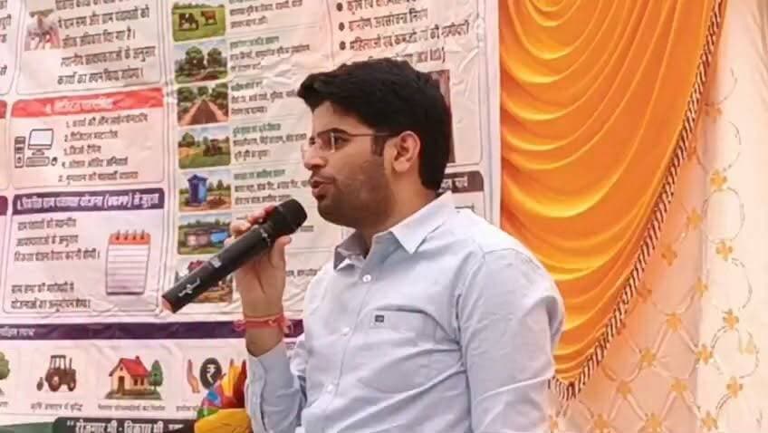 जिला कलेक्टर अवधेश मीना का ग्रामीणों को संबोधन #live #viral #jila #collctor #khabarfast #bbjiramji
