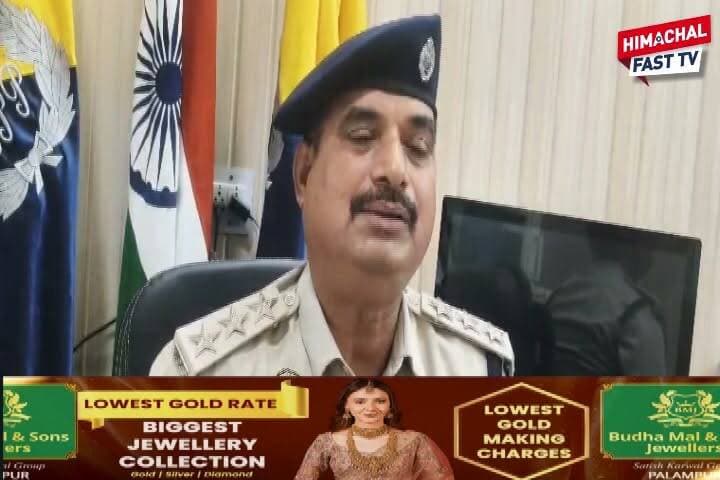 "बिलासपुर में बड़ी कार्रवाई: स्कूटी सवार दो युवकों से 1.090 किलो च#रस बरा#मद"
"हिमाचल में नशे पर पुलिस का शिकंजा, दो युवकों के पास मिली 1 किलो 90 ग्राम चरस"
बिलासपुर,ब्यूरो रिपोर्ट
बिलासपुर पुलिस ने नशा तस्करी के खिलाफ बड़ी कार्रवाई करते हुए स्कूटी सवार दो युवकों को गिरफ्तार किया है। तलाशी के दौरान उनके कब्जे से 1 किलो 90 ग्राम चरस बरामद हुई। पुलिस ने मामला दर्ज कर आरोपियों से पूछताछ शुरू कर दी है और चरस की सप्लाई चेन की जांच की जा रही है।
#Bilaspur #HimachalPradesh #BilaspurPolice #Charas #DrugSmuggling #HimachalNews #BreakingNews #CrimeNews #PoliceAction #DrugFreeHimachal #HimachalPolice #PahadiGupsup #LatestNews #ViralNews #IndiaNews